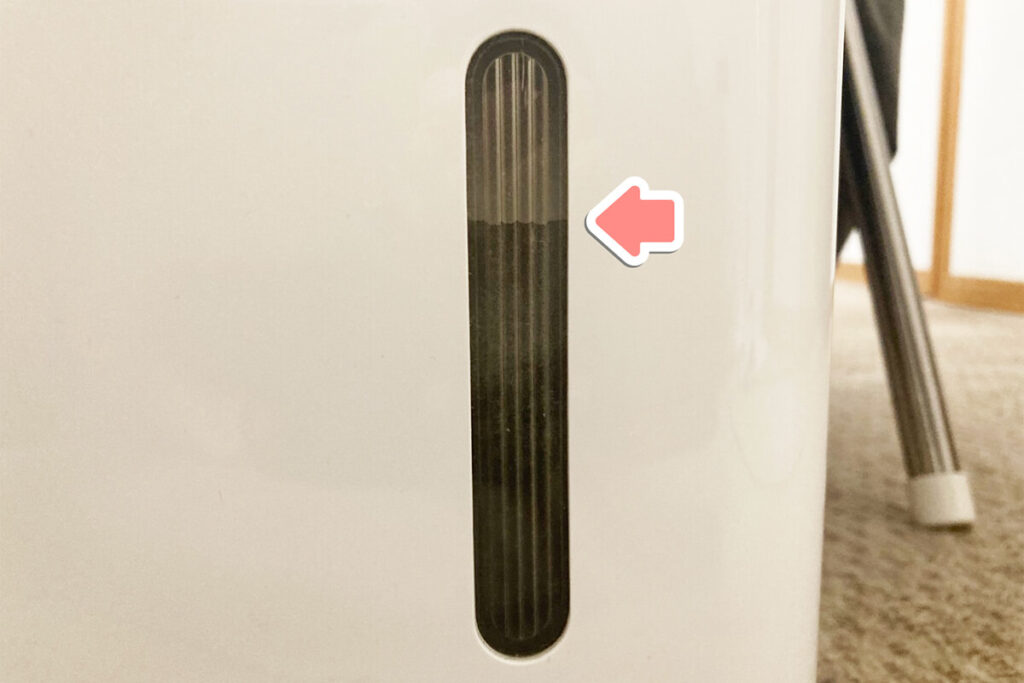 タンクいっぱいに水分が溜まった除湿機