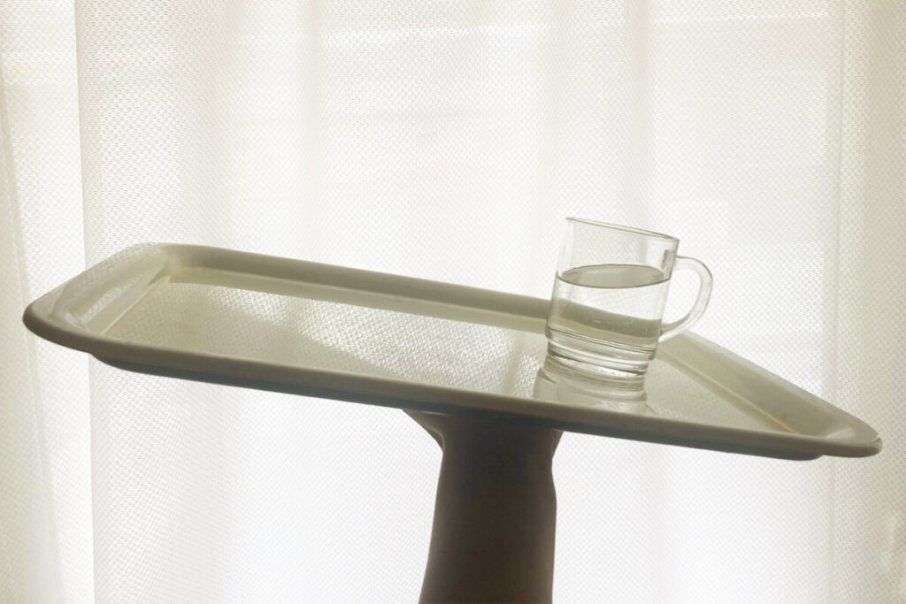 滑らないトレーを持つ手