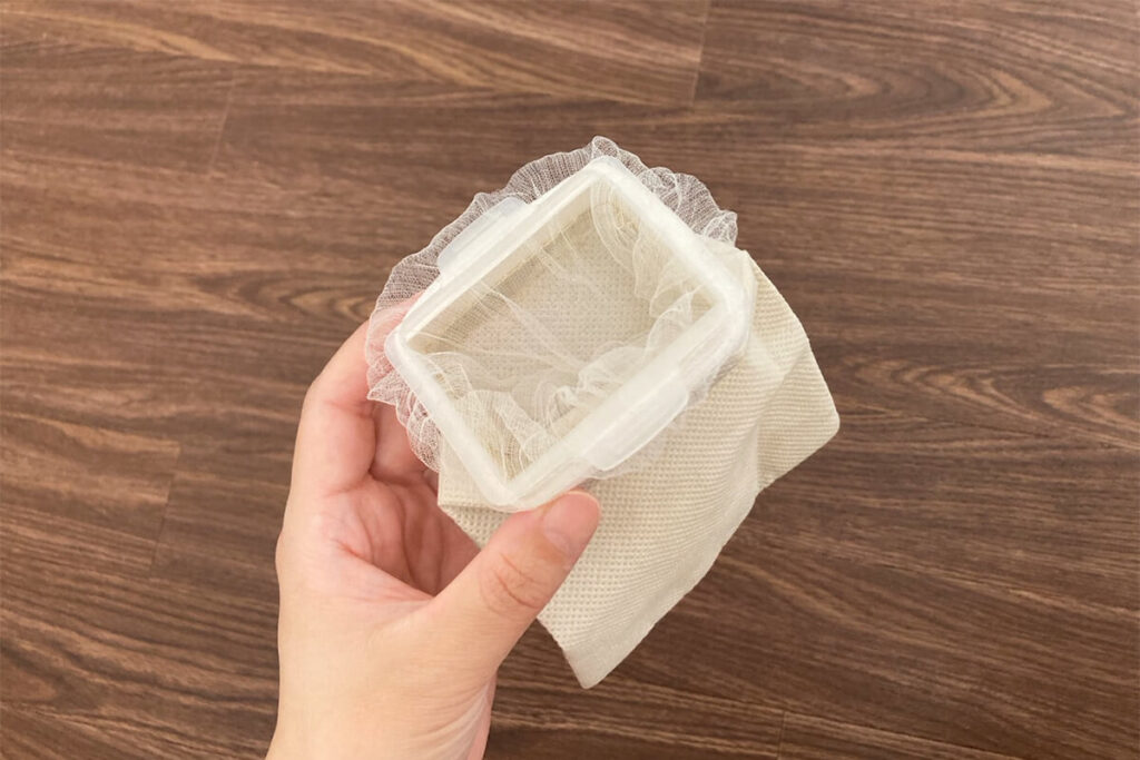 ダストバッグに水切りネットをかぶせる