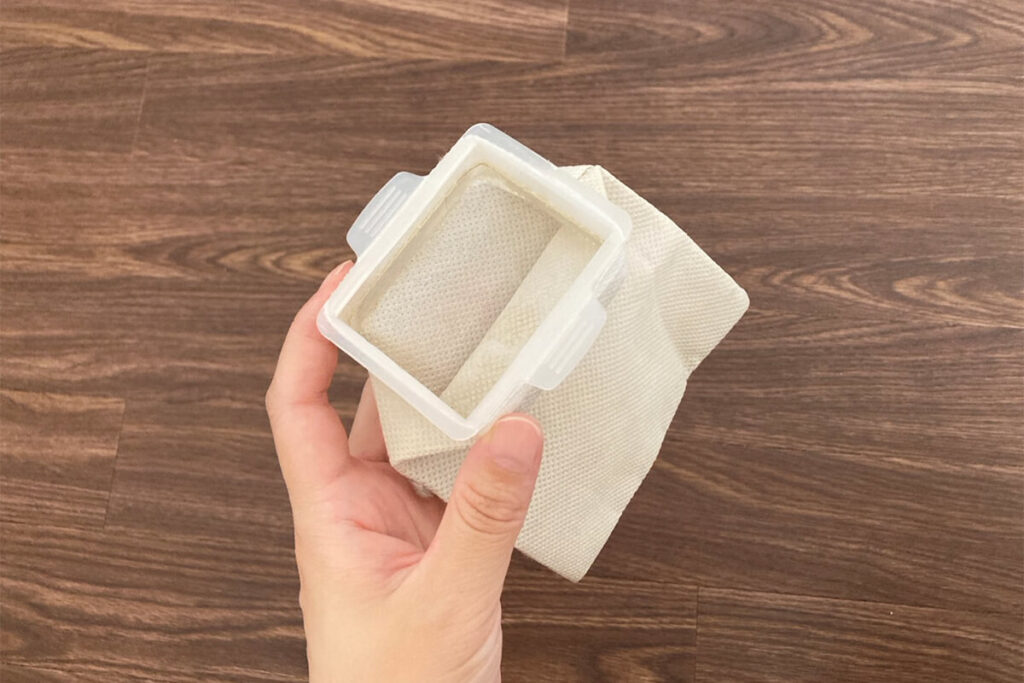 ダストバッグを持つ手