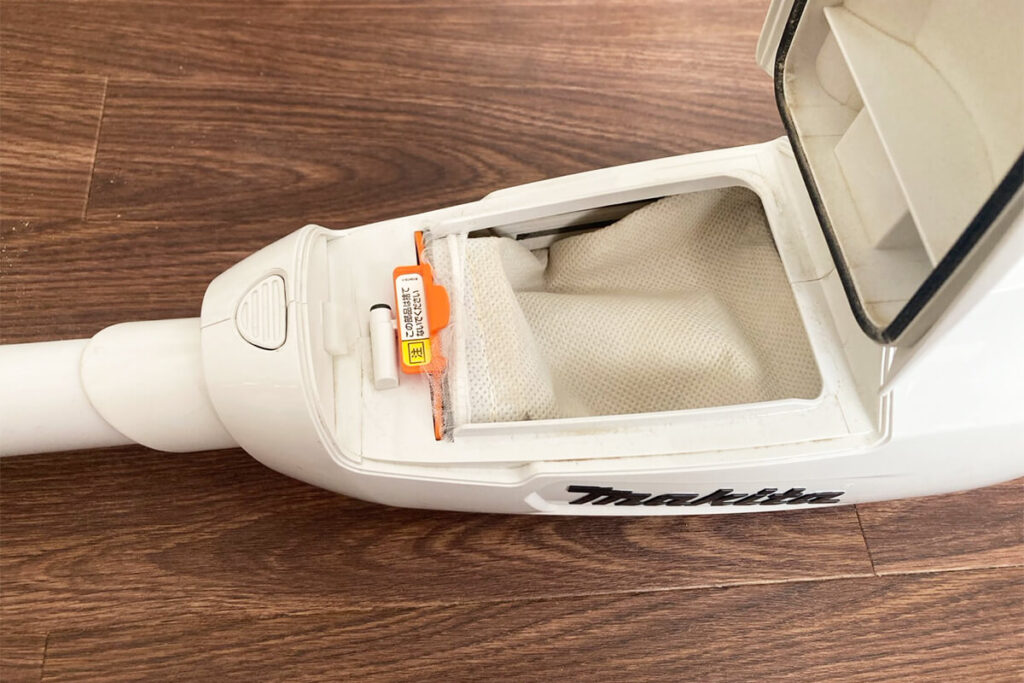マキタ掃除機の中にダストバッグをセット