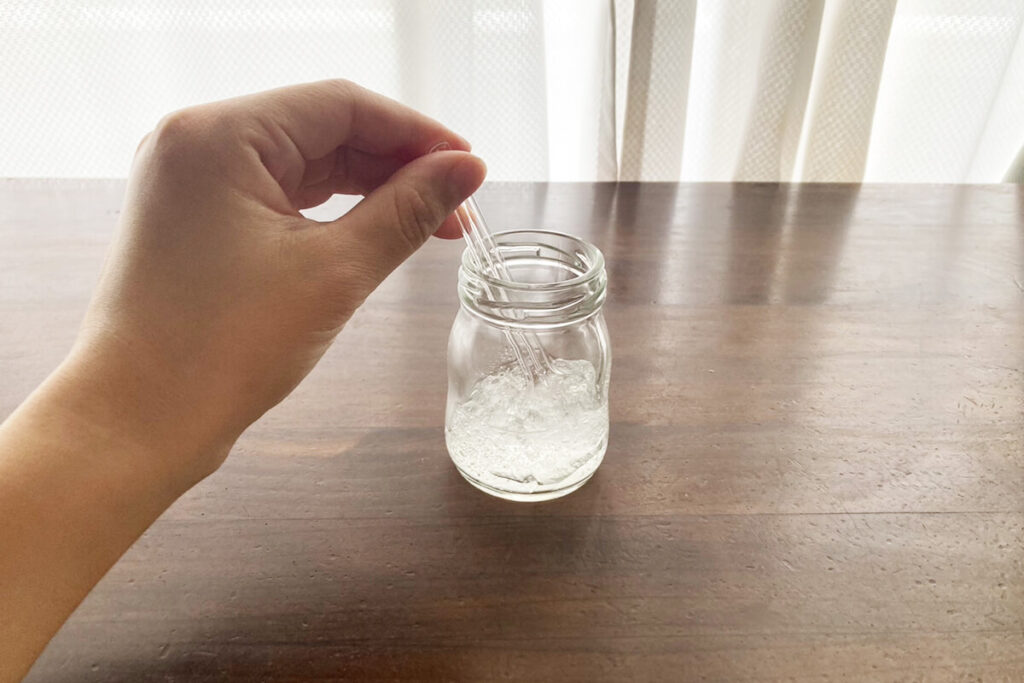 ハッカ油と保冷材の中身を混ぜ合わせる