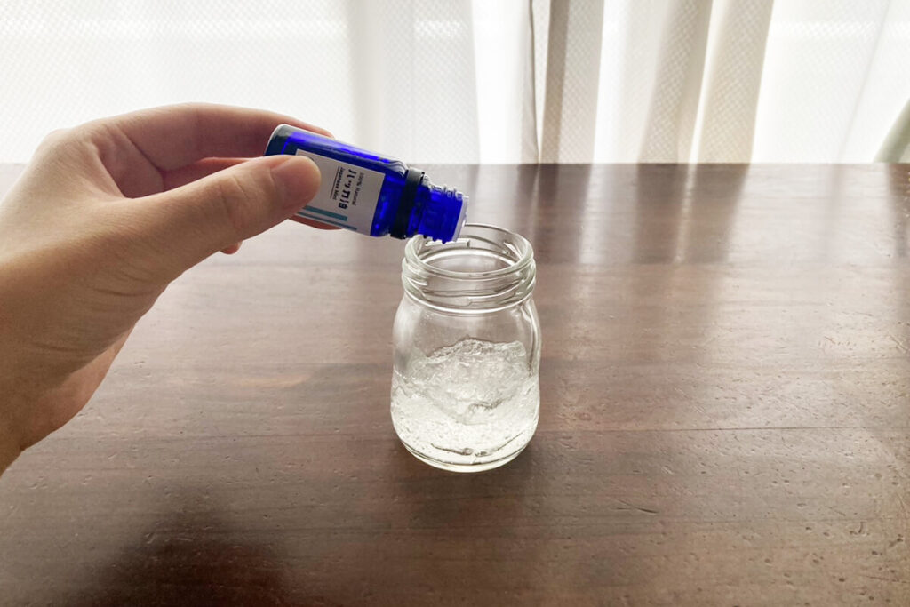 瓶の中にハッカ油を入れる