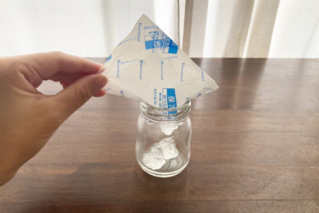 瓶の中に保冷剤の中身を入れる
